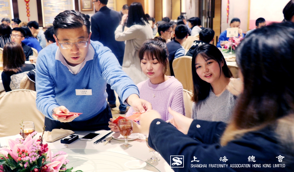 適逢活動正值新春佳節，上海總會理監事於每一席之上向同學派發利是。高鼎國常務理事不忘祝福各位學業進步。