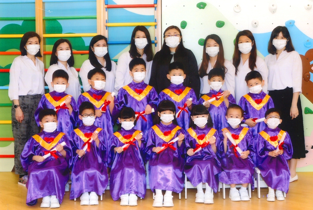 協康會上海總會康苗幼稚園全體教職員及應屆畢業生合照。