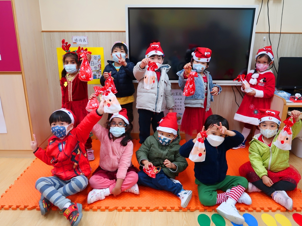 上海總會婦女委員會為協康會康苗幼稚園的學童送上聖誕曲奇。