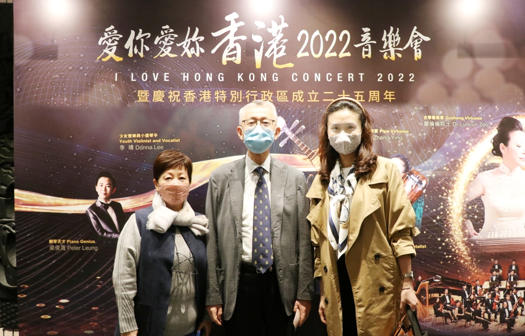 上海總會李德楨副理事長伉儷(左)及婁芝伊總幹事出席音樂會。