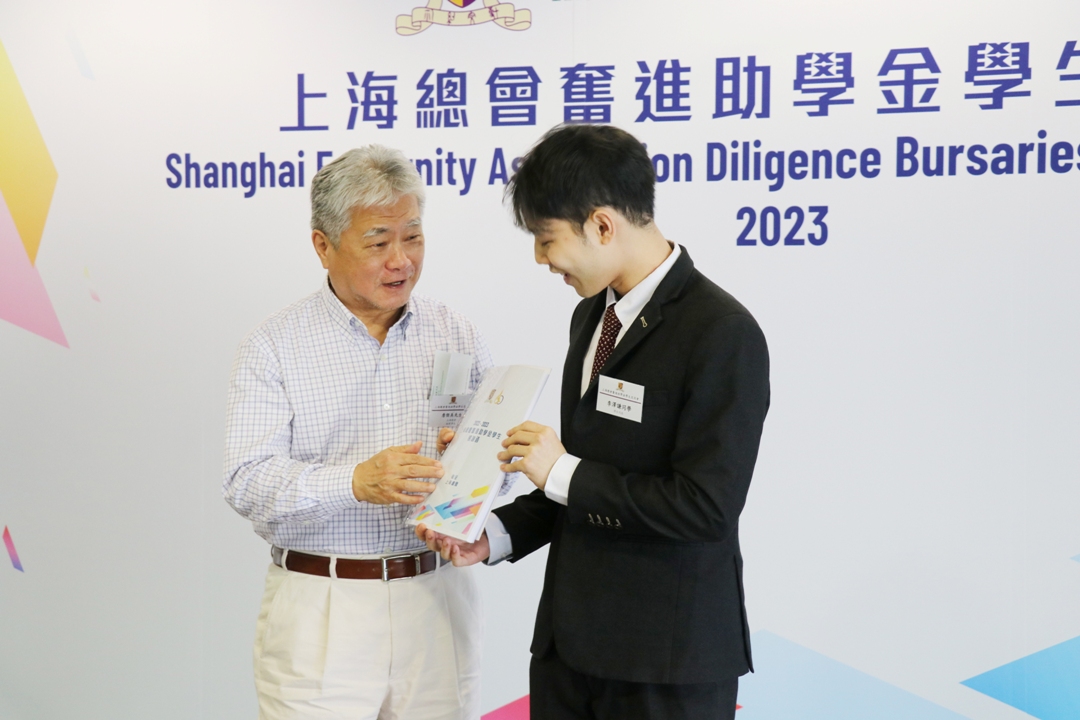 學生致送感謝函予上海總會，由詹傑美副理事長代表接受。