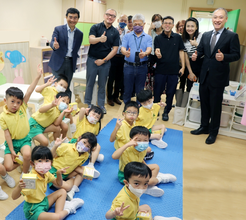 來賓們與協康會上海總會康苗幼稚園的學生合照。