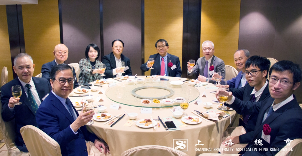 主家席上來賓以茶代酒，舉杯敬賀家在香江親情計劃順利進行20年。
