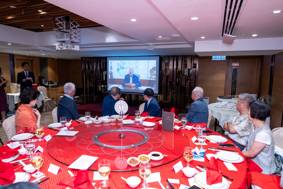 午宴上各位一起懷緬已故李和聲博士上海總會永遠名譽會長，「家在香江」計劃創辦人。李和聲博士視頻寄語。