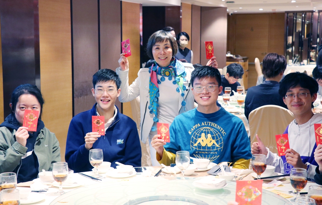 日歲千般皆如意，新年萬事定稱心。上海總會為同學送上祝福，送上紅包。
