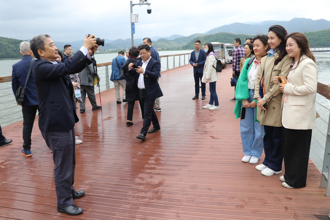 上海總會拜訪團乘坐電動車遊覽了優美的東錢湖畔，然後登船泛舟湖上。